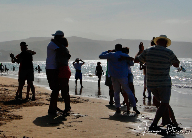 Varias parejas bailando en Las Canteras